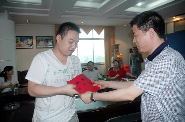 Kierowca Autobusu Chiński Lewej Otrzymuje Nagrodę 000 Juanów Nam 460 — Zdjęcie stockowe