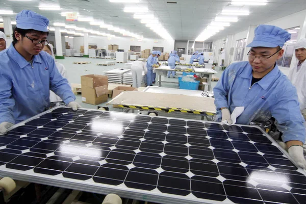 Les Travailleurs Usine Chinois Emballent Des Panneaux Solaires Usine Eoplly — Photo