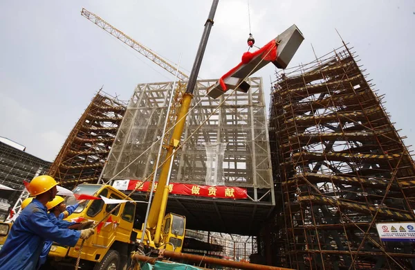 Kinesiska Arbetare Direkt Verksamhet Toppning Ceremoni State Grid Paviljongen För — Stockfoto