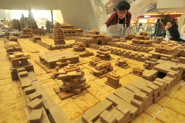 2010年12月22日 在中国上海的一家购物中心 一名志愿者正在用零食 饼干和巧克力建造紫禁城模型 — 图库照片