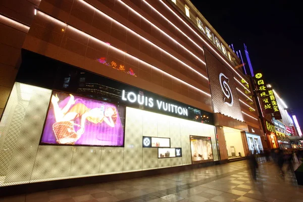 Turistas Cidadãos Locais Passam Por Uma Boutique Louis Vuitton Uma — Fotografia de Stock