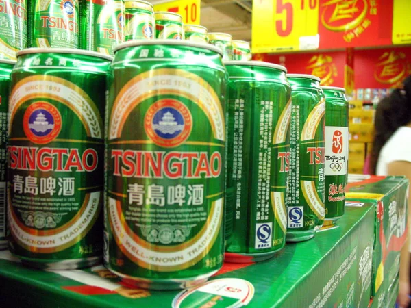 Puszki Tsingtao Piwo Postrzegane Sprzedaż Supermarkecie Pekinie Chiny Lipca 2008 — Zdjęcie stockowe