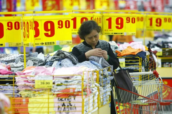 Chinese Shopper Looks Apparel Sale Promotion Supermarket Shanghai China Tuesday — Stock Photo, Image