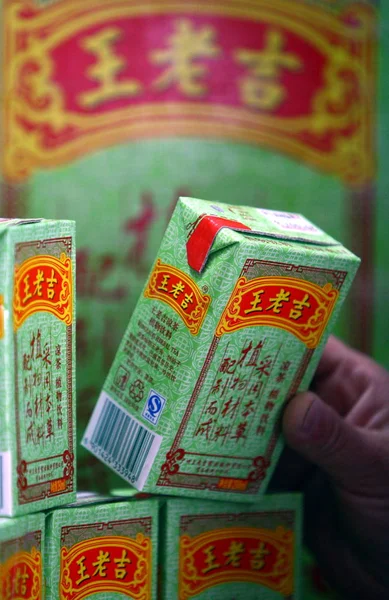 Αγοραστής Αγοράζει Κουτιά Από Τσάι Βότανα Ένα Σούπερ Μάρκετ Στην — Φωτογραφία Αρχείου