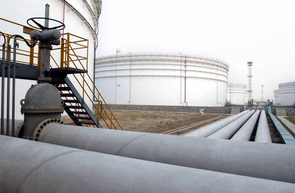 Tanks Und Pipelines Für Rohöl Auf Der Strategischen Ölreservebasis Von — Stockfoto