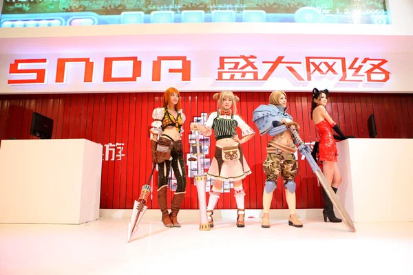 Artisti Cinesi Cosplay Posano Presso Stand Shanda Interactive Entertainment Ltd — Foto Stock