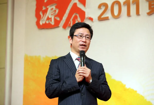 中国人の Cctv ホストバイ Yansong Cctv 2011 プライムタイムオークションの間に話す中国北京では 11月8日2010 — ストック写真