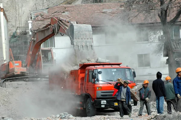 Chinese Bouwarbeiders Worden Gezien Ontmanteling Van Oude Huizen Gebouwen Beschadigd — Stockfoto