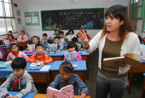 Китайская Учительница Разговаривает Своими Учениками Время Занятий Начальной Школе Городе — стоковое фото