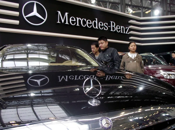 Visitantes Chineses Olham Para Carros Mercedes Benz Durante Show Automóveis — Fotografia de Stock
