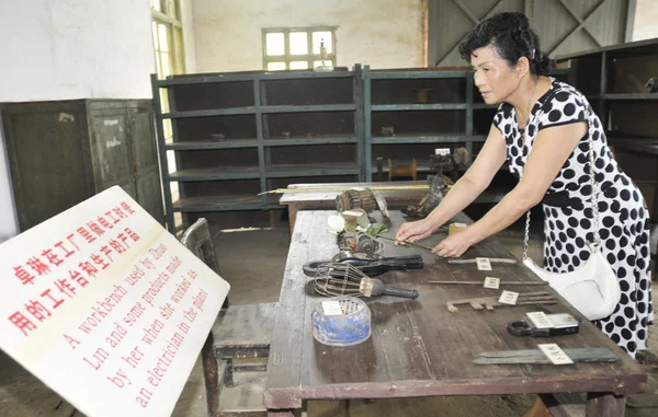 Uma Mulher Chinesa Dedica Uma Flor Uma Bancada Usada Por — Fotografia de Stock