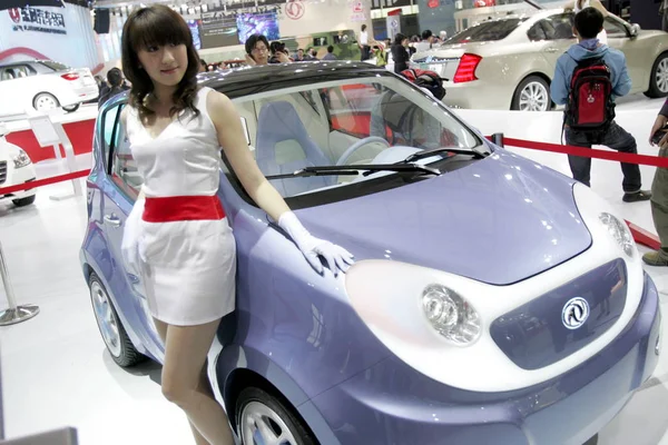 Modelo Posa Com Carro Elétrico Dongfeng Car 13Th Shanghai International — Fotografia de Stock