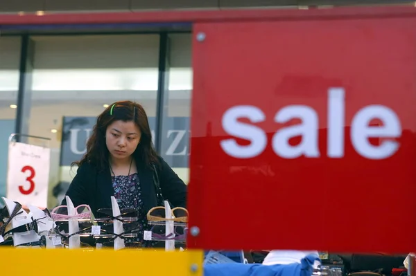 Kinesisk Shopper Tittar Solglasögon Rea Befordran Ett Köpcentrum Shanghai Kina — Stockfoto