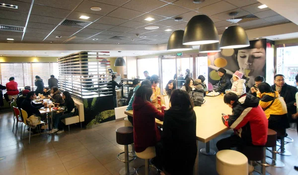 Čínští Zákazníci Najíst Nově Inovovaného Restauraci Mcdonald Pekingu Čína Prosince — Stock fotografie