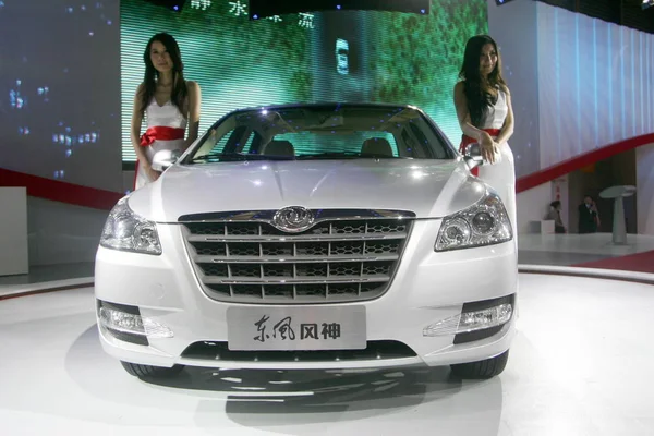 Model Berpose Dengan Dongfeng Aeolus Dongfeng Fengsheng Shanghai International Automobile — Stok Foto