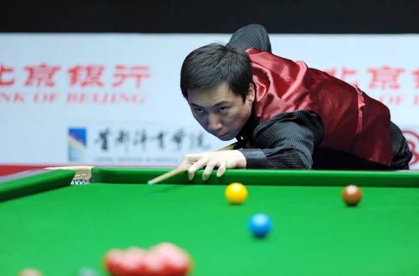 Chinas Cao Xinlong Játszik Egy Lövés Szépségversenyt Shaun Murphy Anglia — Stock Fotó