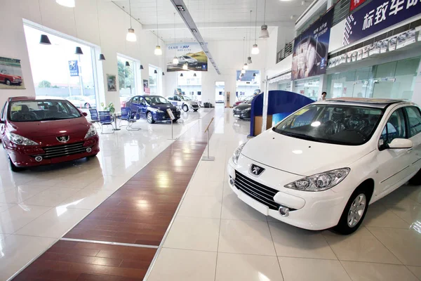 Peugeot Autók Láthatók Eladásra Egy Peugeot Márkakereskedés Sanghajban Kína Szeptember — Stock Fotó