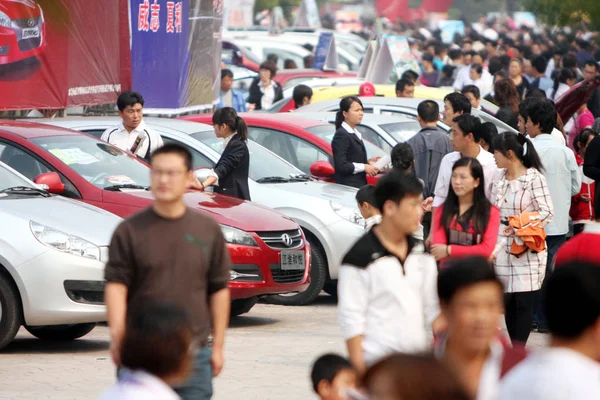 Compradores Automóviles Chinos Miran Los Sedanes Durante Una Feria Automóviles — Foto de Stock