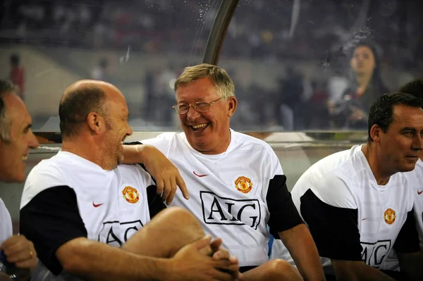 Entrenador Del Manchester United Sir Alex Ferguson Habla Con Otros — Foto de Stock