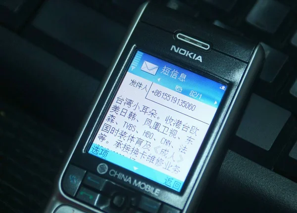 Chinese Mobile Phone User Shows Spam Sms Text Message Her — Stock Photo, Image