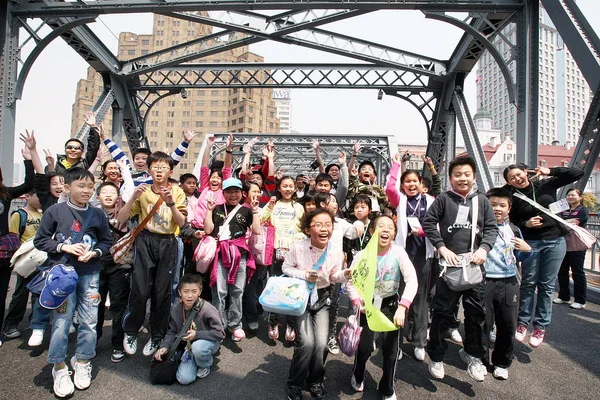 Students Hong Kong Primary School Pose Waibaidu Bridge Shanghai China — Stock Photo, Image