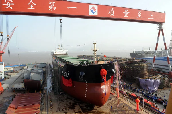 Ein Bulk Frachtschiff Wird Der Werft Von Zhejiang Zhenghe Shipbuilding — Stockfoto