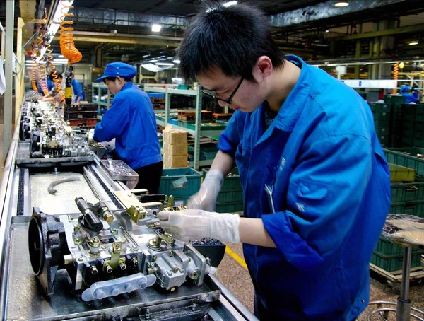 Trabajadores Fábricas Chinas Fabrican Bombas Aceite Motor Automotriz Planta Wuxi — Foto de Stock