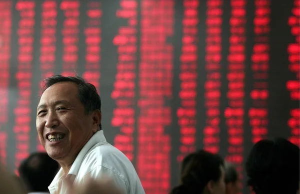 Китайський Інвестора Реагує Після Дивлячись Частку Ціни Червоний Зростання Цін — стокове фото