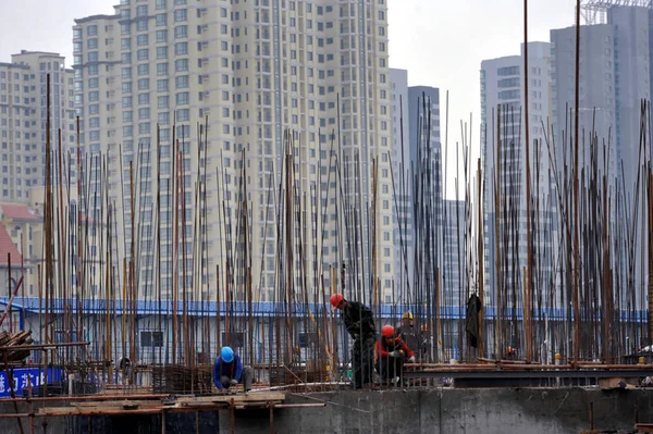 2010年3月31日 中国工人在中国东北辽宁省沈阳市一个房地产项目的建筑工地上劳动 — 图库照片