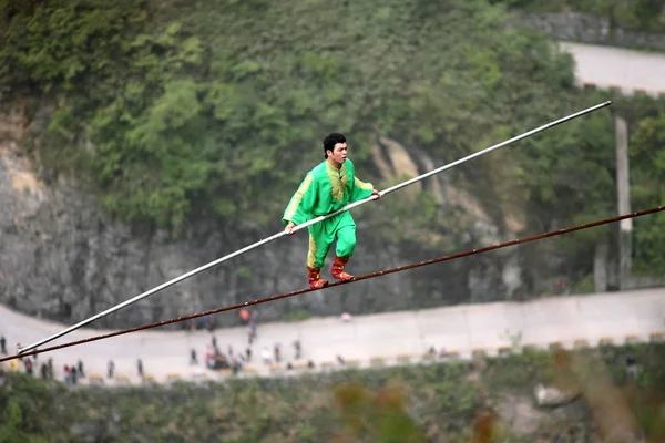 Samat Hasan Year Old Stuntman Xinjiang Uygur Autonomous Region Walks — Stockfoto