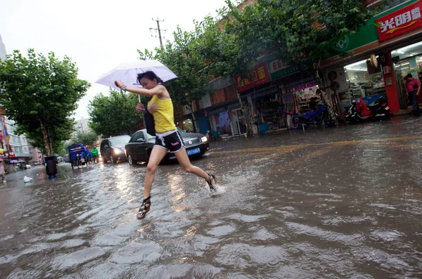 Egy Fiatal Kínai Fut Egy Elárasztott Utcában Heves Esőzések Sanghajban — Stock Fotó
