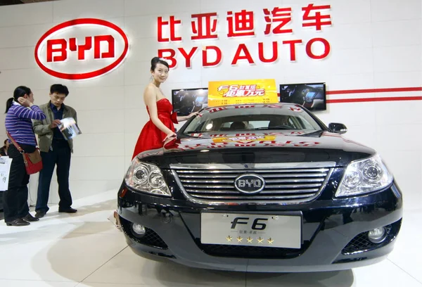Model Pozuje Byd Podczas Auto Show Jinan City Prowincja Chinas — Zdjęcie stockowe