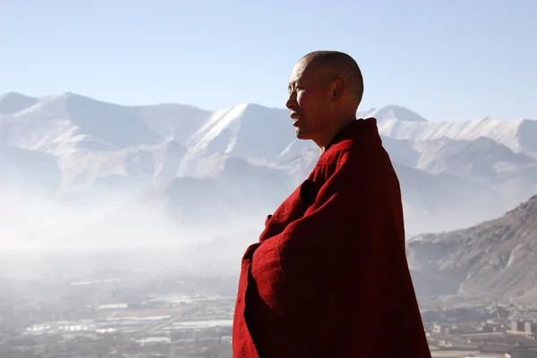 Chiński Tybetańskiego Lamy Roztacza Się Widok Panoramę Miasta Lhasa Lamasery — Zdjęcie stockowe