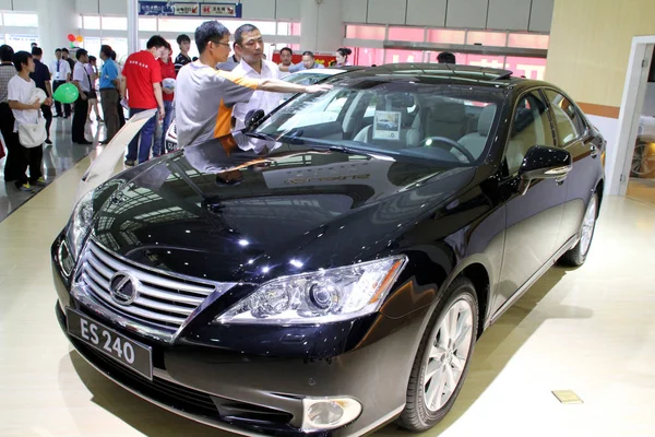 Chińscy Goście Patrzą Lexus Es240 Podczas Pokazu Auto Mieście Haikou — Zdjęcie stockowe