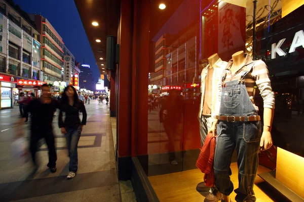観光客や地元の市民は 成都市の忙しい春熙路道路のショッピング街でファッションブティックを過ぎて歩く 南西中国四川省 月2008 — ストック写真