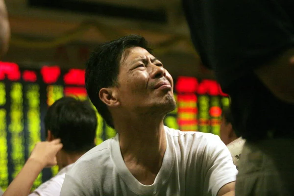 Inversor Chino Mira Ansioso Mientras Mira Los Precios Las Acciones —  Fotos de Stock