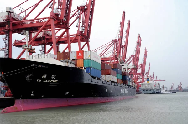 Navio Contêineres Atraca Terminal Contêineres Porto Lianyungang Cidade Lianyungang Leste — Fotografia de Stock