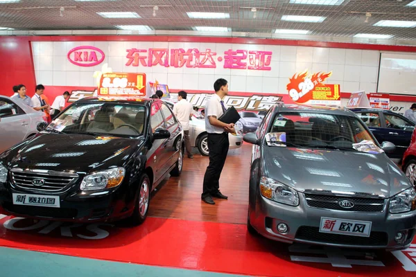 2010年9月3日 在中国海南省海口市举行的汽车展上 中国购车者将目光投向东风汽车公司 起亚汽车公司和江苏悦达投资有限公司合资生产的起亚汽车 — 图库照片