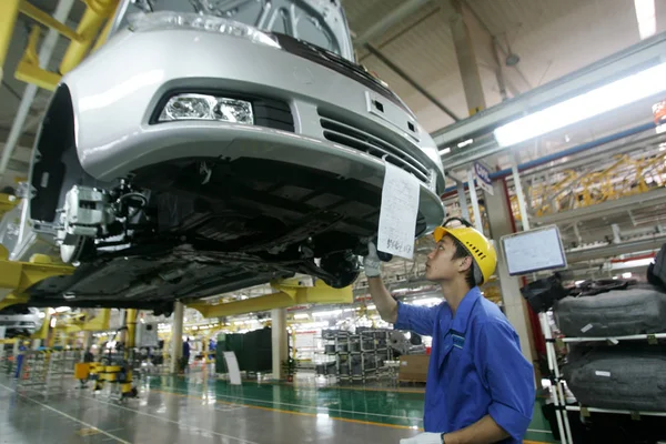 Chinese Factory Worker Assembles Emgrand Car Assembly Line Auto Plant — Stock Photo, Image