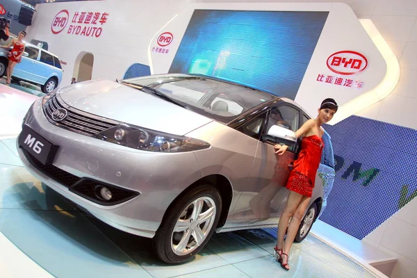 Een Model Vormt Met Een Byd 13E Shanghai International Automobile — Stockfoto