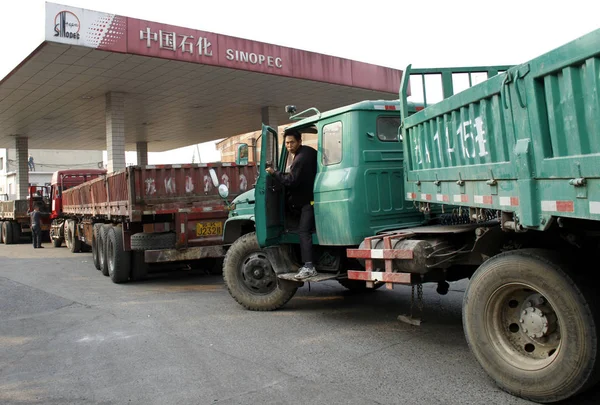 Kínai Vezetők Sorban Teherautók Hogy Üzemanyagú Dízel Egy Sinopec Benzinkút — Stock Fotó