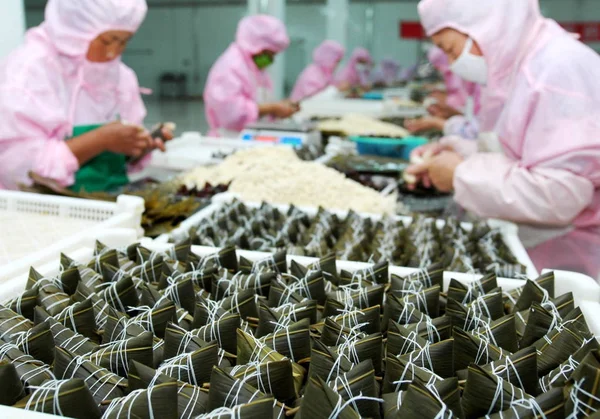 노동자들은 산둥성 루니우 공사공장에서 다가오는 드래곤 축제를 일종의 만두인 Zongzi — 스톡 사진