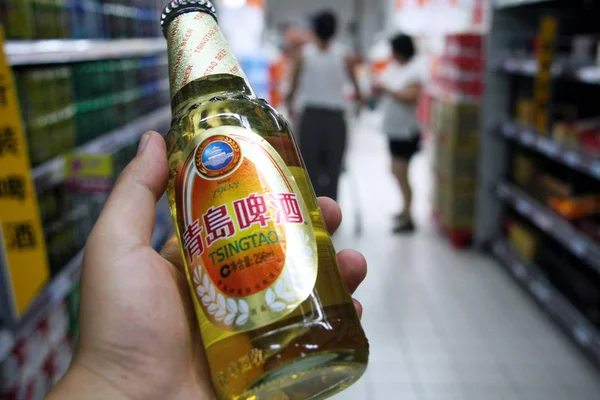 File Cliente Chino Compra Cerveza Tsingtao Supermercado Ciudad Nantong Provincia — Foto de Stock