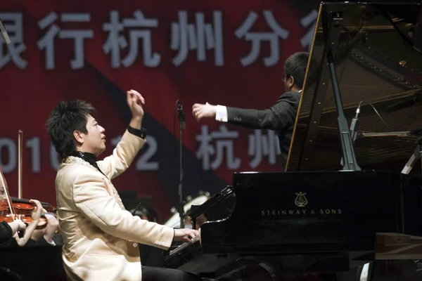 2010年12月12日 中国钢琴家郎朗在中国浙江省东部杭州市举行的新年音乐会上表演 — 图库照片