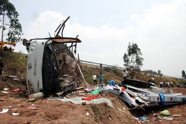 Autobús Pasajeros Totalmente Dañado Visto Desde Una Autopista Después Chocar — Foto de Stock