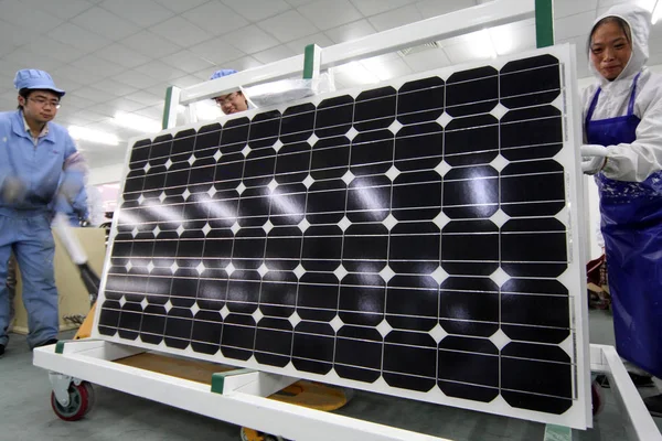 Čínští Dělníci Vozí Solární Panely Elektrárně Eoplly New Energy Technology — Stock fotografie