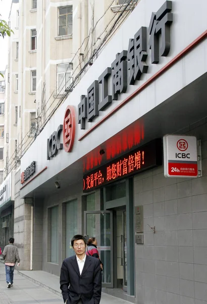 2010年11月3日 中国東部江蘇省南京市の中国工商銀行 Icbc の支店を通り過ぎる地元住民 — ストック写真