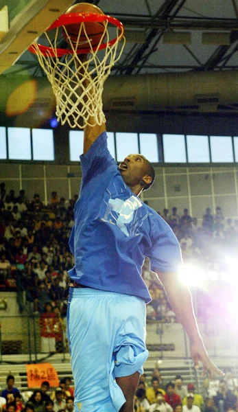 Nba Basketspelare Kobe Bryant Los Angeles Lakers Dunks Kampanj För — Stockfoto