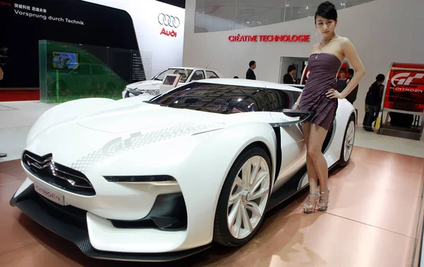 Een Model Vormt Met Een Citroen Concept 13E Shanghai International — Stockfoto