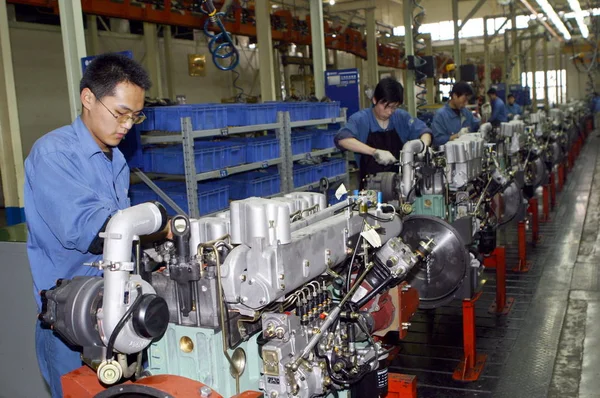 Des Ouvriers Chinois Assemblent Des Moteurs Usine Weichai Power Dans — Photo